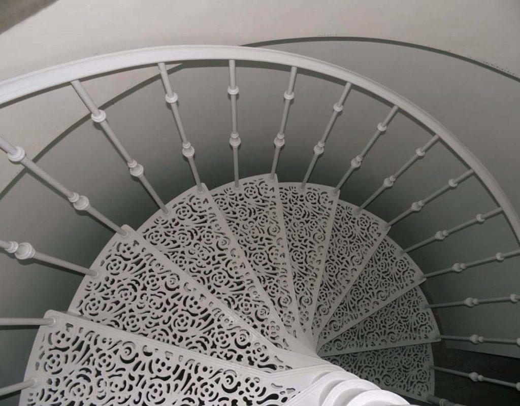 Две винтовые лестницы «Гольф-клуб Пестово» - фото 2