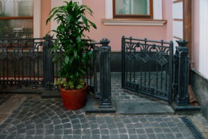 Секции «Бланш». Ограждение патио,. ул.Тихвинская, д.1. Москва.