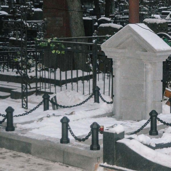 Столбики с цепями