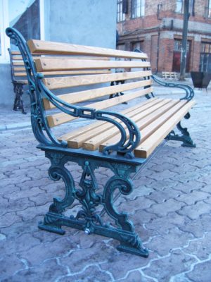 Скамейка чугунная «Пилат» со спинкой и подлокотниками