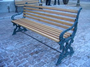 Скамейка чугунная «Пилат» со спинкой и подлокотниками