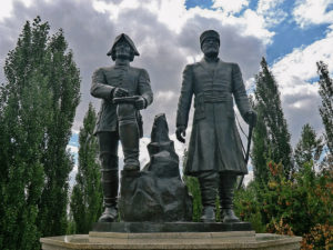 Скульптура А.Углицкому и П.Рычкову.
