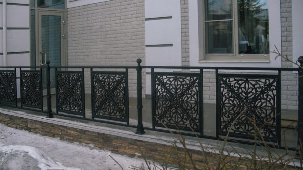 Ограждение террасы секциями «Тихвинская». Загородный дом. фото 4
