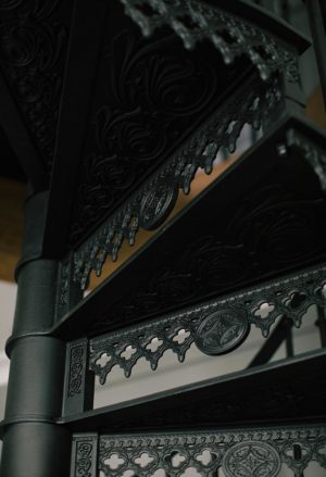 Винтовая лестница «Готика» с балясинами «Арбат»
