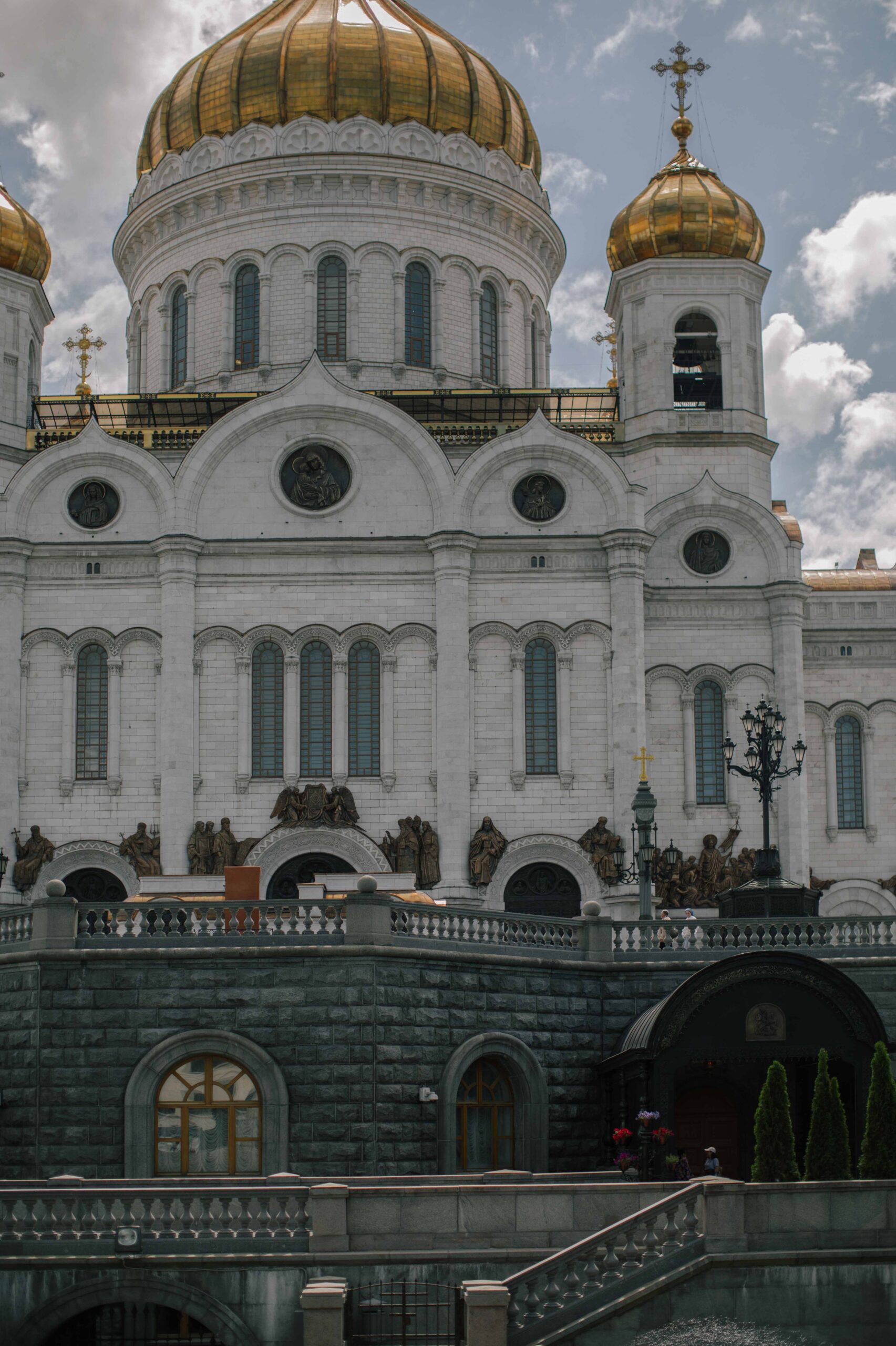 Табличка "Георгий Победоносец" (расположена на входе Храма Христа Спасителя)